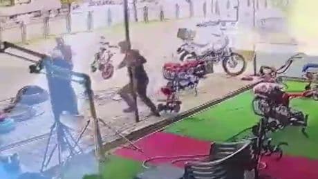 Bıçaklı saldırgana müdahale edip kadını kurtardı