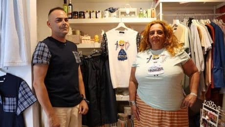 La camiseta más 'chic' de Marijaia, faldas «anti-kalimotxo»... El diseñador Ion Fiz lanza una colección para Aste Nagusia