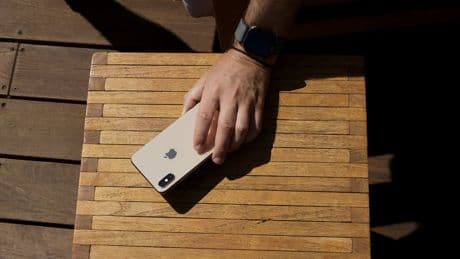 Privé d'iOS 26, l'iPhone XS de 2018 devient "vintage" pour Apple : que va-t-il se passer pour ses utilisateurs ?