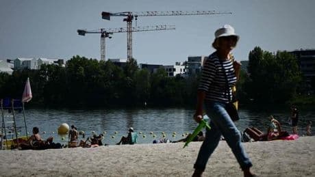 Canicule : la vigilance rouge étendue à mardi dans douze départements, la vague de chaleur devrait durer « au moins » jusqu’au 15 août selon Météo-France