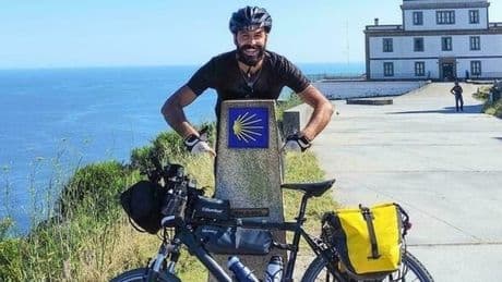 Rudy Di Flavio accoltellato in un ostello in Mongolia durante un viaggio in bici: trasportato d'urgenza in ospedale