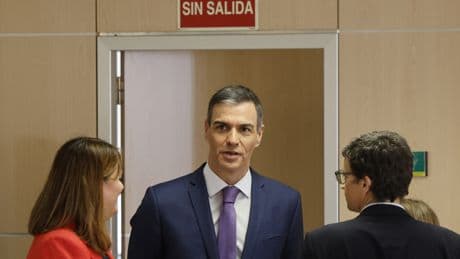 Ni escándalos ni cloacas: el PSOE sigue sin caer según unas encuestas que dan a la derecha una mayoría absolutísima