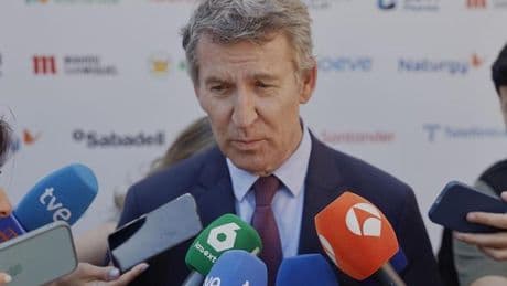 Feijóo presenta los avales para ser reelegido presidente del PP y vencer a Sánchez: "Esto es mafia pura"