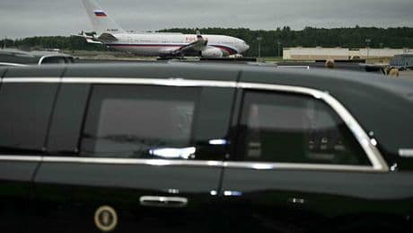 Trump-Putin, ecco la limousine "La Bestia". Vetri indistruttibili e un arsenale a bordo: è un carro armato con 4 ruote