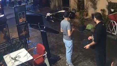 Taksim’de kapısının önüne park edilen motosiklete yapmadığı kalmadı
