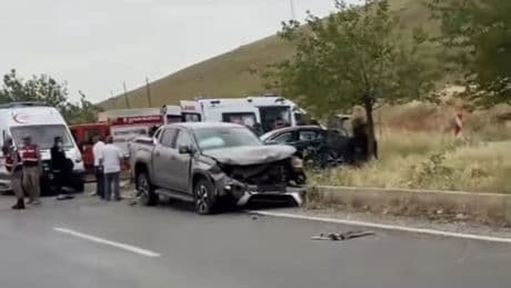 Otomobil ile kamyonetin çarpıştığı kazada ölü sayısı 2'ye çıktı