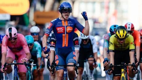 Van Uden sorprende con su casco con visera