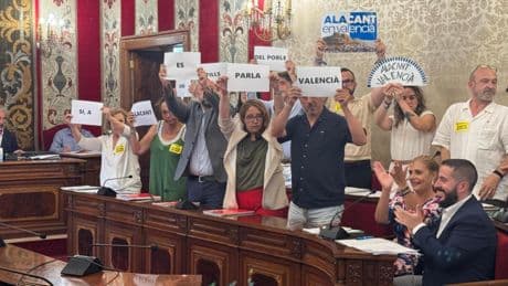 PP y Vox aprueban pedir a las Corts que Alicante sea ciudad de predominio lingüístico castellano