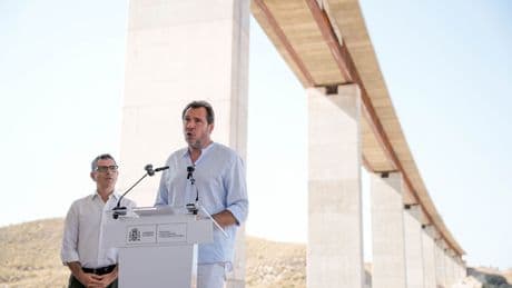 Puente presume de puntualidad ferroviaria mientras miles de usuarios sufren retrasos a diario