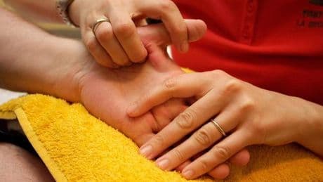 Hartos de esperar para la rehabilitación en la sanidad pública: "He tenido que pagar un fisioterapeuta privado"