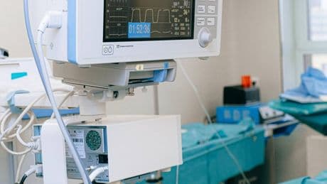 Choc in ospedale. Medico seda il paziente e va a fare sesso con l'infermiera