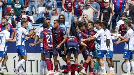 El Levante rescata en el 95' un empate ante el Tenerife que no convence a nadie