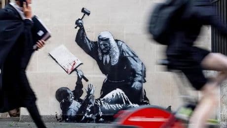 Un nuevo mural de Banksy: un juez golpeando a un manifestante en la principal sede judicial de Londres