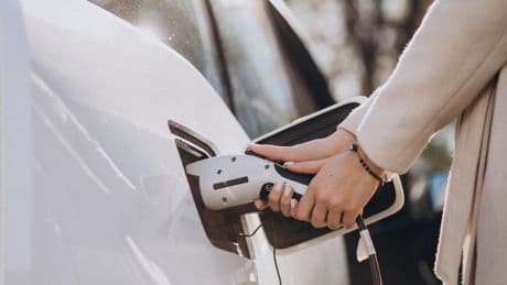 Uno de cada cuatro vehículos matriculados en agosto era eléctrico o híbrido enchufable