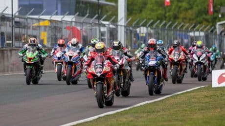 Massencrash bei Motorradrennen – zwei Fahrer sterben