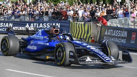 Carlos Sainz luce orgulloso la bandera de España en el estreno del 'Madring'