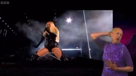 La intérprete de lengua de signos de la BBC en Eurovisión arrasa con la canción sexy de Finlandia