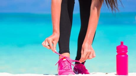 Régimes bikini, cabines UV : les fausses bonnes idées à mettre aux oubliettes avant de partir en vacances