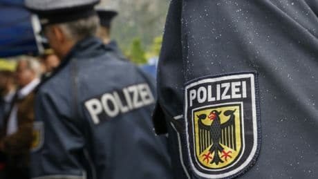Polizist in Berlin durch Stich in den Hals lebensgefährlich verletzt