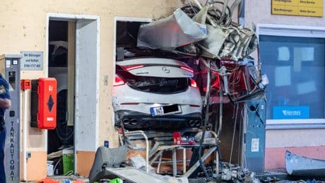 Hier stecken 449 PS in der Wand - AMG-Mercedes kracht in Tankstelle