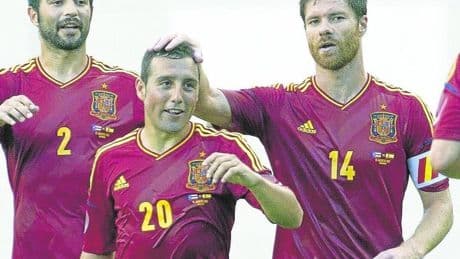 Xabi Alonso y Cazorla reviven en el Tartiere días de vino y rosas