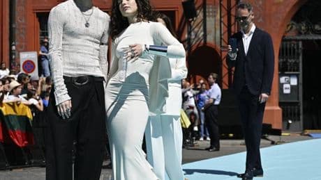 ESC 2025 in Basel: Tynna zeigt sich bei Eröffnungsparade mit einer Art Brautkleid