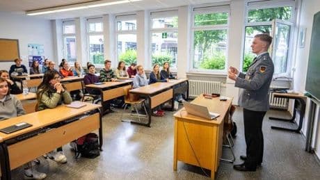 Bundeswehr besucht immer häufiger Schulen: Linke erzürnt