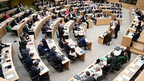 Baden-Württemberg: Skandal im Landtag: Hakenkreuz auf Stimmzettel geschmiert