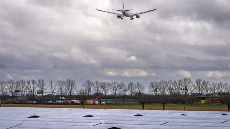 Schiphol spant kort geding aan om zonnepanelen weg te krijgen: ’Zorgen voor veiligheidsrisico’s’