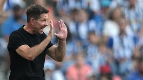 Revolución total de Simeone al descanso