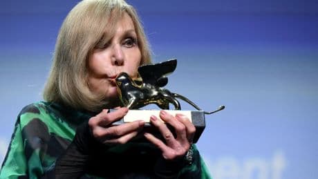 Kim Novak recibe el León de Oro en el Festival de Venecia a sus 92 años: "Debemos salvar las democracias"