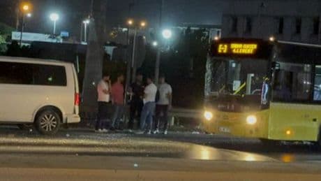 İETT otobüsü ticari araca çarptı