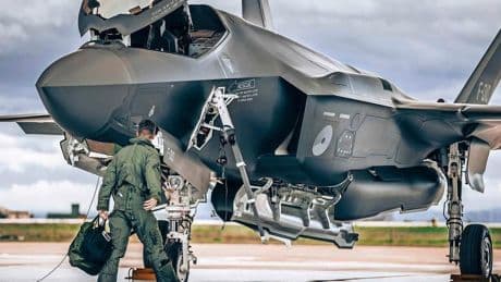 Jachtvliegers op F-35 klagen massaal over rug- en nekpijn: ’Zelfs vliegveiligheid komt in gevaar’