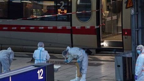 Hamburg: Messerangreiferin wollte kurz vor der Tat offenbar nach Paris fliegen