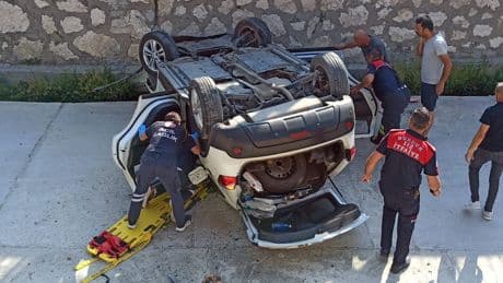 Kontrolden çıkan otomobil dere yatağına uçtu anne ve oğlu yaralandı