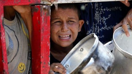 Carestia di massa a Gaza, la denuncia di 100 ong. Onu: cecchini sparano sulla folla, Israele: sono di Hamas