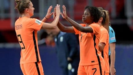 Andries Jonker kampt met spitsenprobleem: ’We willen Vivianne Miedema dan minuten laten maken’