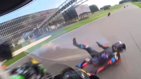 Piloto de Superstock protagoniza milagroso accidente: pierde el control, es atropellado.... y sale ileso