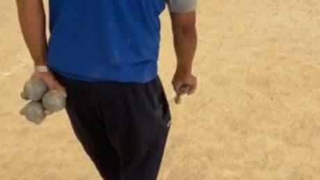 "On oublie le handicap par le sport": à Aubagne, des malvoyants jouent à la pétanque