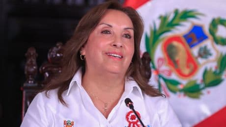La presidenta del Perú alista su último año en el poder duplicando su sueldo con una desaprobación del 94%