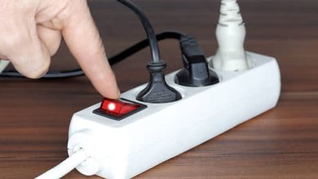 Stromspartrick? Deshalb können Steckdosenleisten Ihrem Fernseher schaden