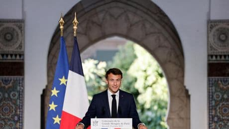Macron estudia prohibir el uso del velo islámico en menores de 15 años ante la "amenaza" del avance del islamismo radical