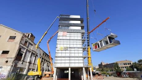Fabricar 30 baños a la semana o 1.000 metros de fachada al día: acelerar la construcción de viviendas desde la industria