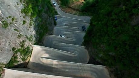 La carretera imposible que cambió una aldea en la montaña: 18 curvas en zigzag y un desnivel de más del 40% a lo largo de 453 metros