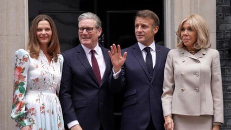 Starmer y Macron negocian un acuerdo antiinmigración al margen de la UE: "No queremos ser una isla de extraños"