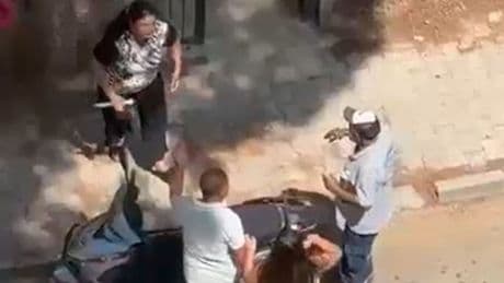 Sokak ortasında anne dehşeti: Kızını bıçakla kovaladı
