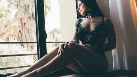 Elena Maraga, l'appello di decine di donne alla sexy maestra: «Non viviamo con 1.000 euro al mese, insegnaci a usare Onlyfans»