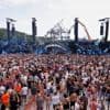 ▶ Live - Nieuwe Mainstage Tomorrowland geopend: zo ziet noodpodium eruit • Restanten afgebrande podium neergehaald