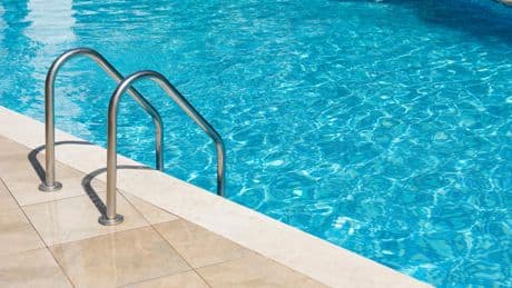 «Des gens vomissent en voyant où ils se sont baignés» : un mystérieux phénomène oblige des dizaines de piscines espagnoles à fermer