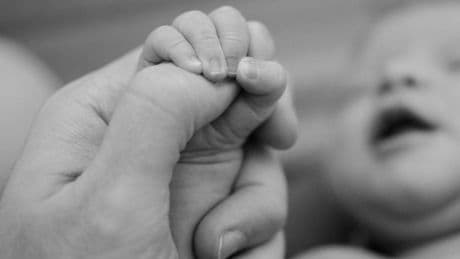 Annenin şüphesi gerçek çıktı! Öldüğü söylenen bebeğin mezarı açıldı, DNA uyuşmadı
